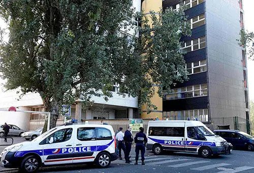 (تصویر) حفاظت فرانسه از نشریه هتاک با تانک