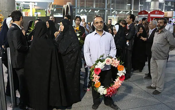 (تصاویر) گروگان‌های ایرانی به تهران بازگشتند