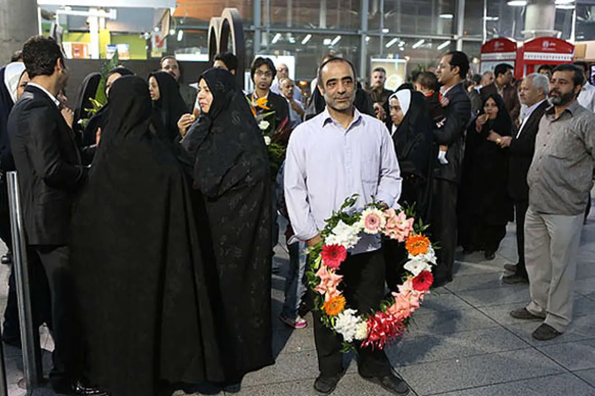 (تصاویر) گروگانهای ایرانی به تهران بازگشتند