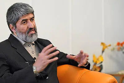 هجوم عجیبی به نماینده می‌آورند