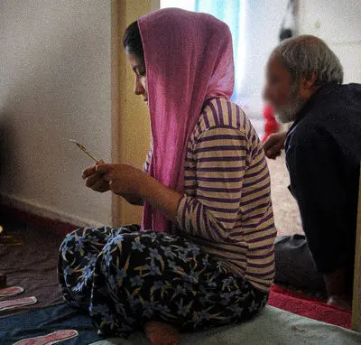 (تصاویر) گذران‌زندگی با کفاشی دختران‌خانواده