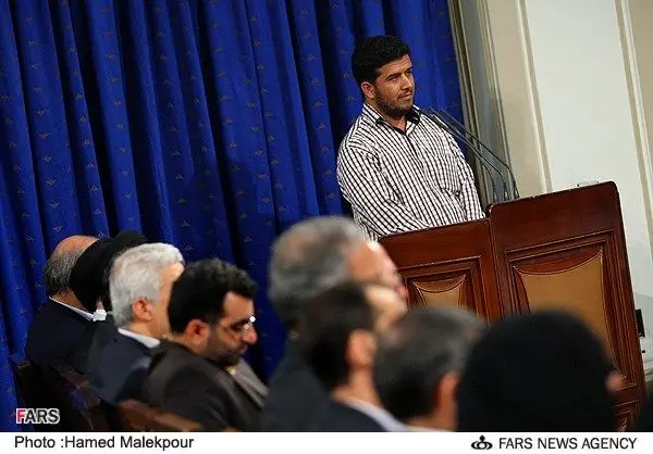 (تصاویر) دلجویی احمدی‎نژاد از خبرنگار فارس