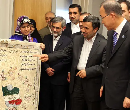 (تصاویر) هدیه دختر ایرانی به بان‌کی‌مون
