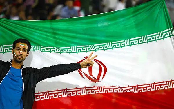 (تصاویر) حواشی پیروزی روحیه‌ساز؛ کی‌روش روی دست بازیکنان