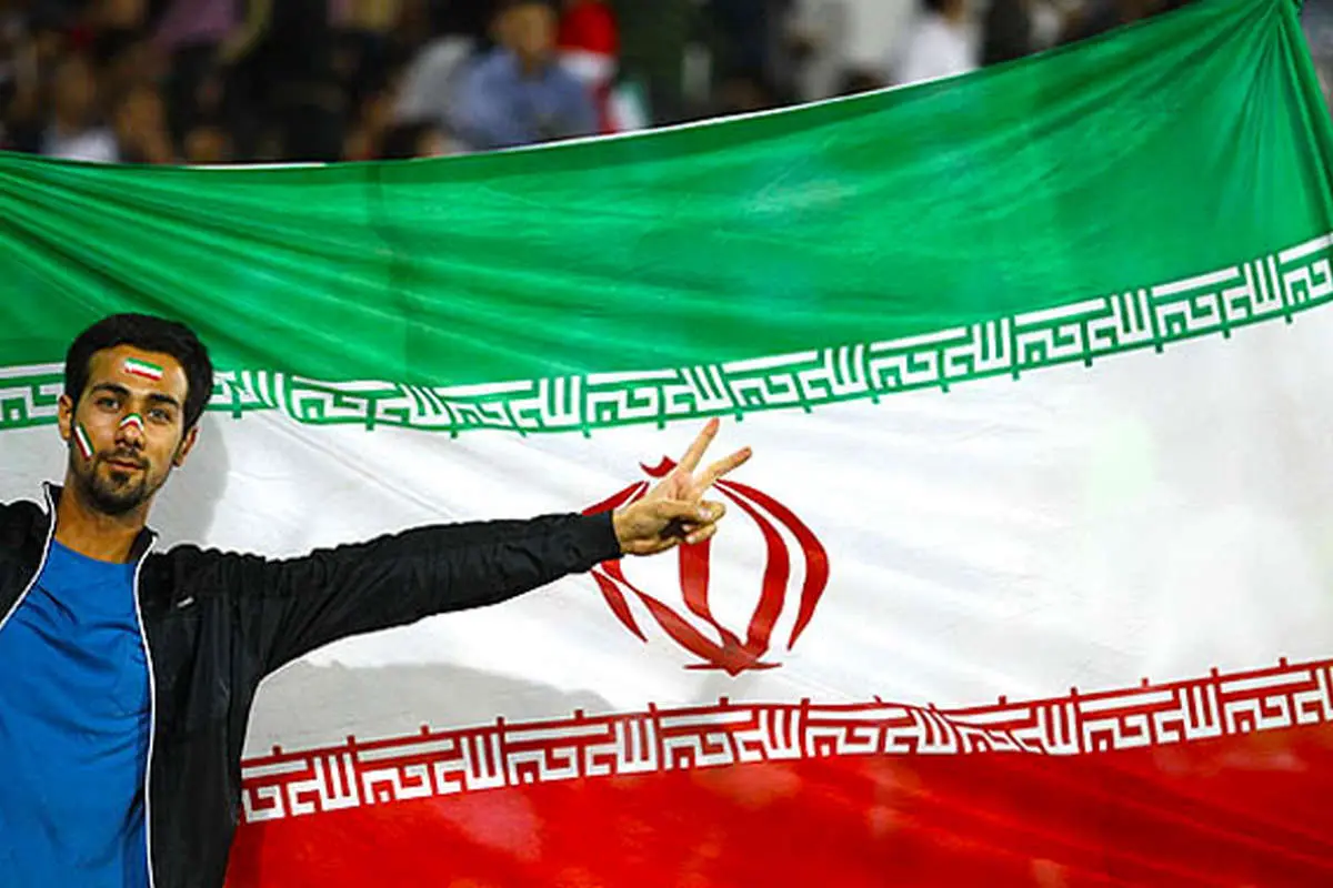 (تصاویر) حواشی پیروزی روحیهساز؛ کیروش روی دست بازیکنان
