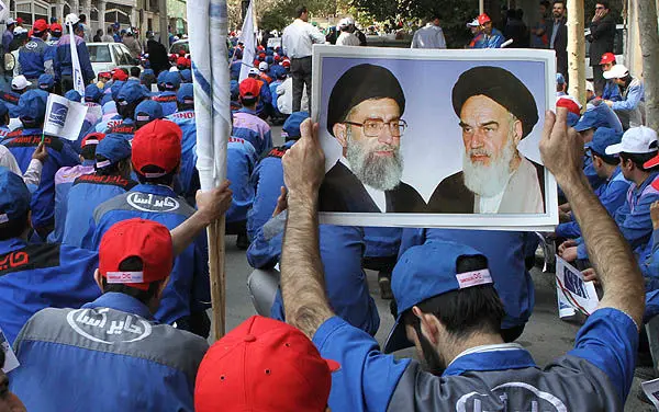 (تصاویر) تجمع کارگری مقابل سفارت کره در تهران