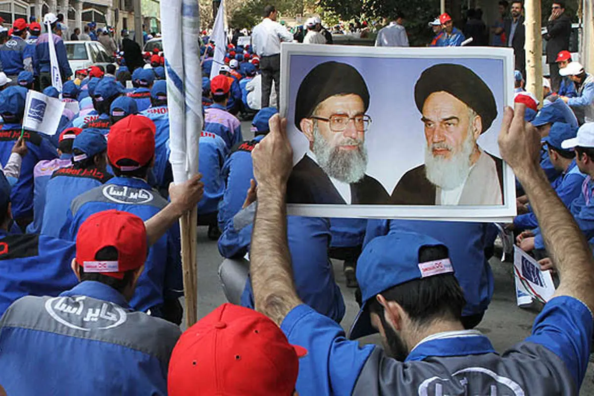 (تصاویر) تجمع کارگری مقابل سفارت کره در تهران