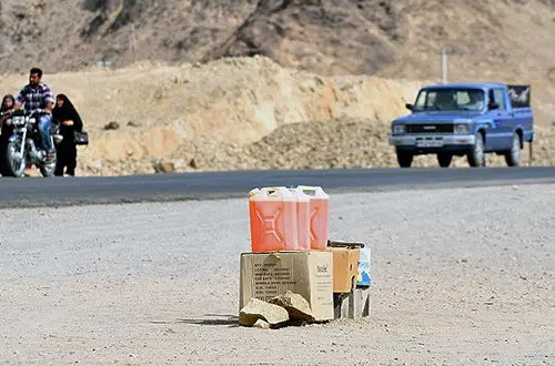 (تصاویر) گذران زندگی با فروش بنزین سر جاده!