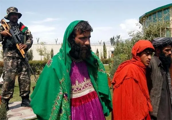 دستگیری طالبان با لباس زنانه! +(عکس)