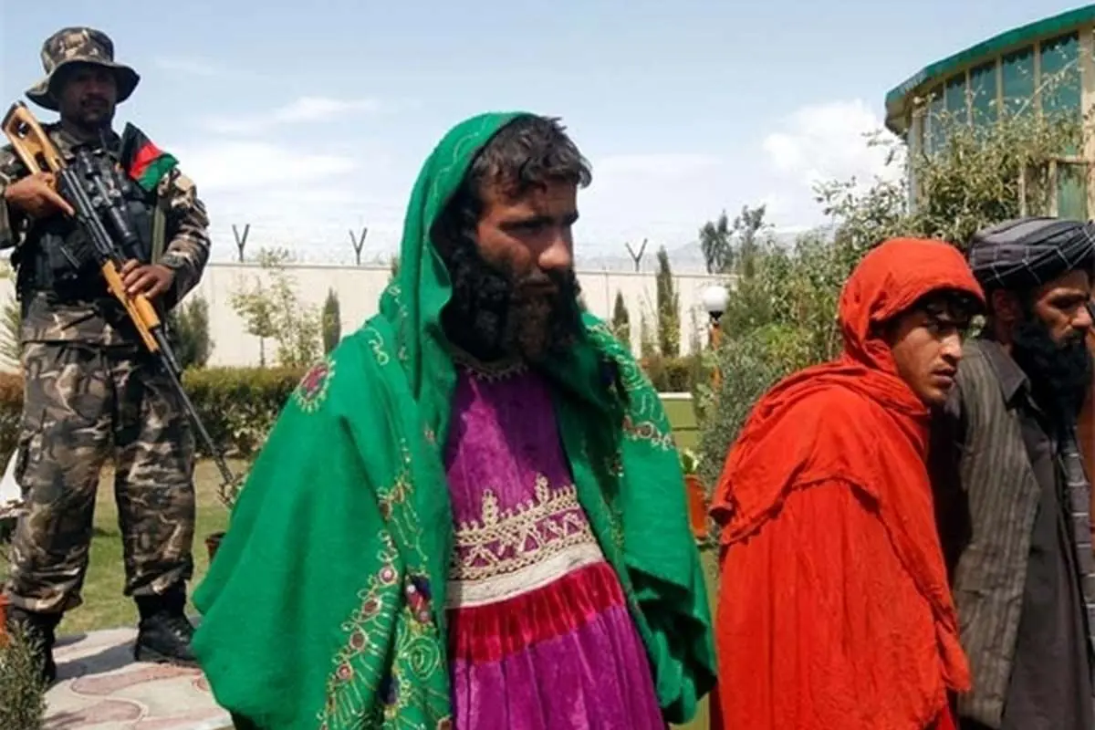 دستگیری طالبان با لباس زنانه! +(عکس)