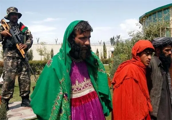 دستگیری طالبان با لباس زنانه! +(عکس)