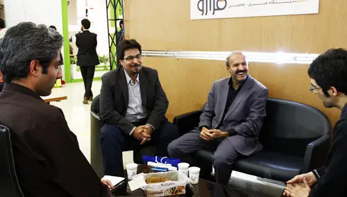 استقبال سرد از نمایشگاه مطبوعات، وضعیت انتخاباتی اصلاح طلبان و مذاکره با آمریکا در غرفه فرارو