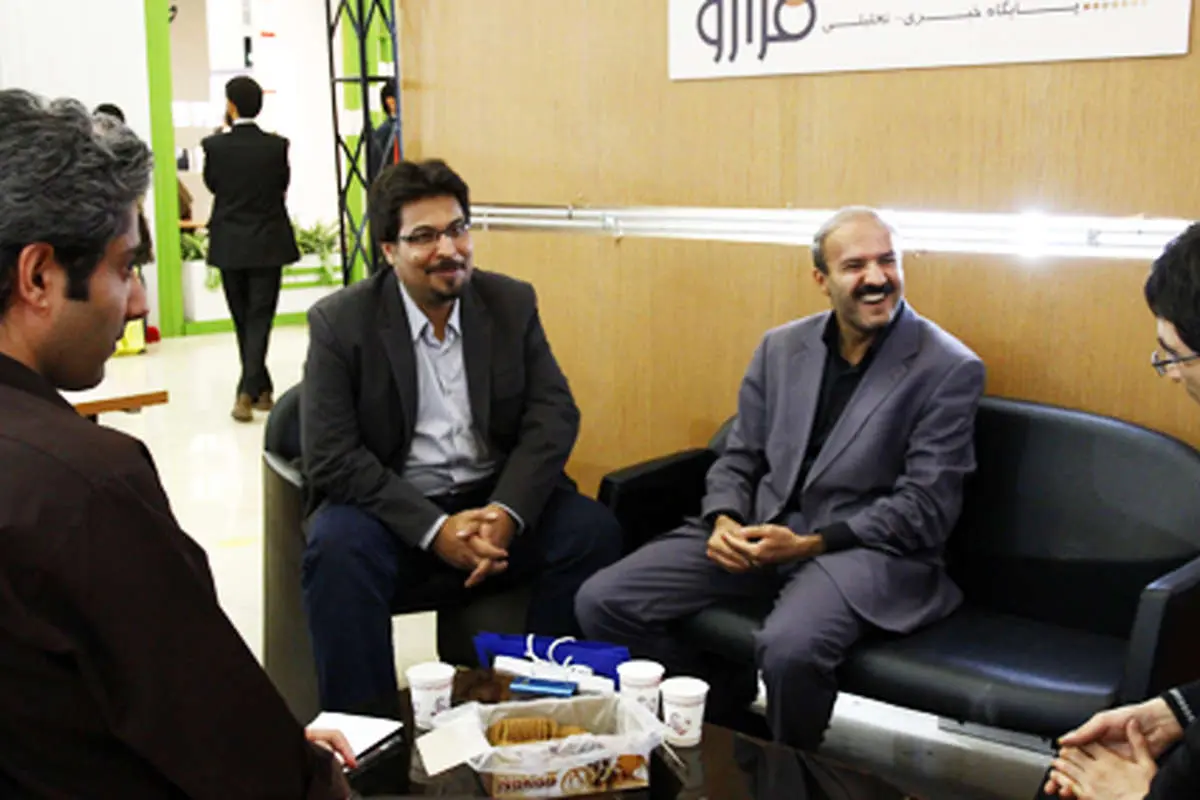 استقبال سرد از نمایشگاه مطبوعات، وضعیت انتخاباتی اصلاح طلبان و مذاکره با آمریکا در غرفه فرارو