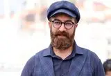 اشک‌های مجید صالحی مقابل منزل زنده‌یاد اکبر عبدی