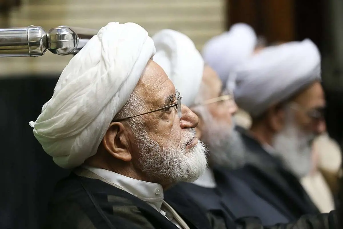  دیده‌بوسی پزشکیان و کروبی در مراسم ختم احمد ناطق نوری