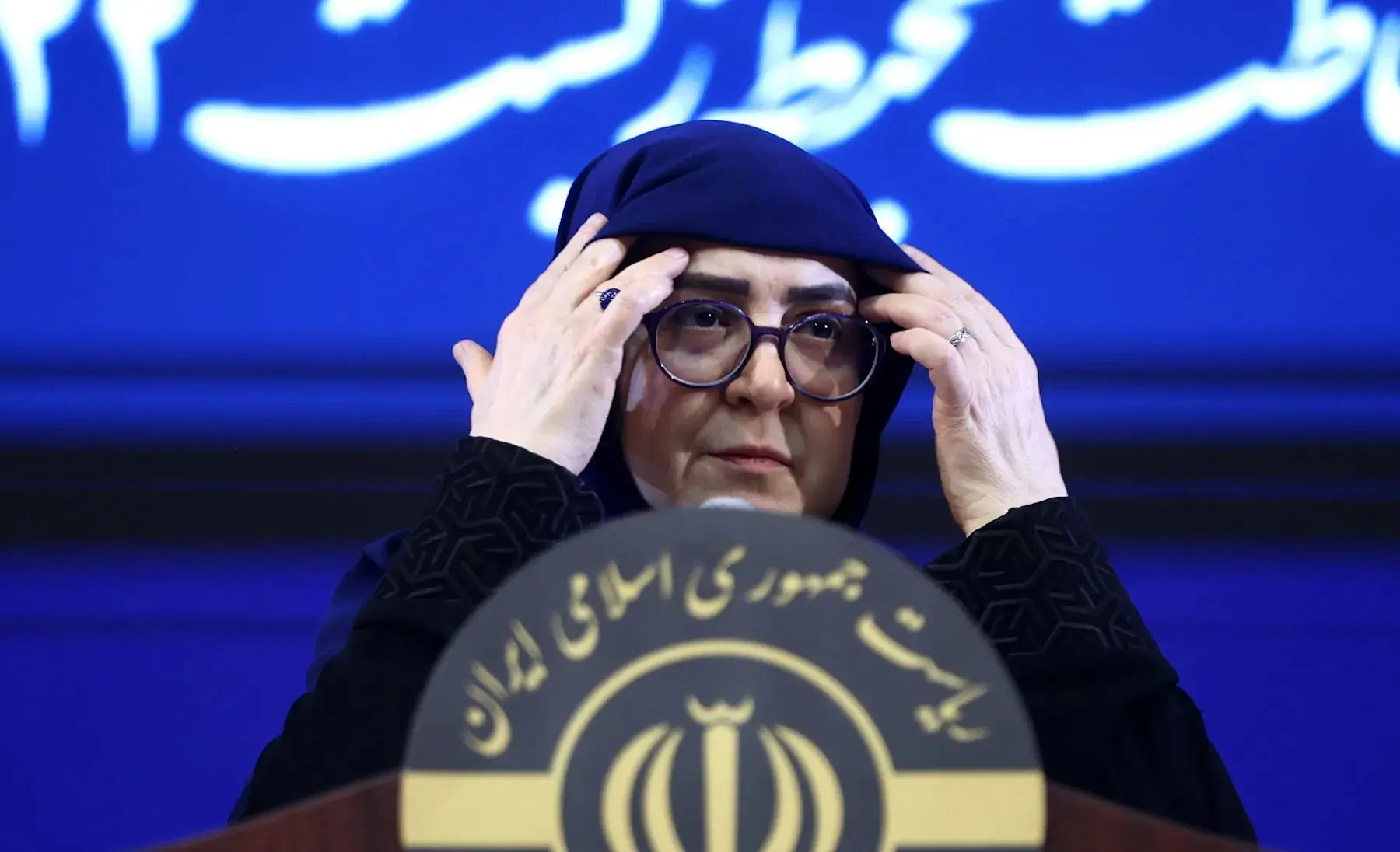 عکس؛ درگوشی با خانم سخنگو