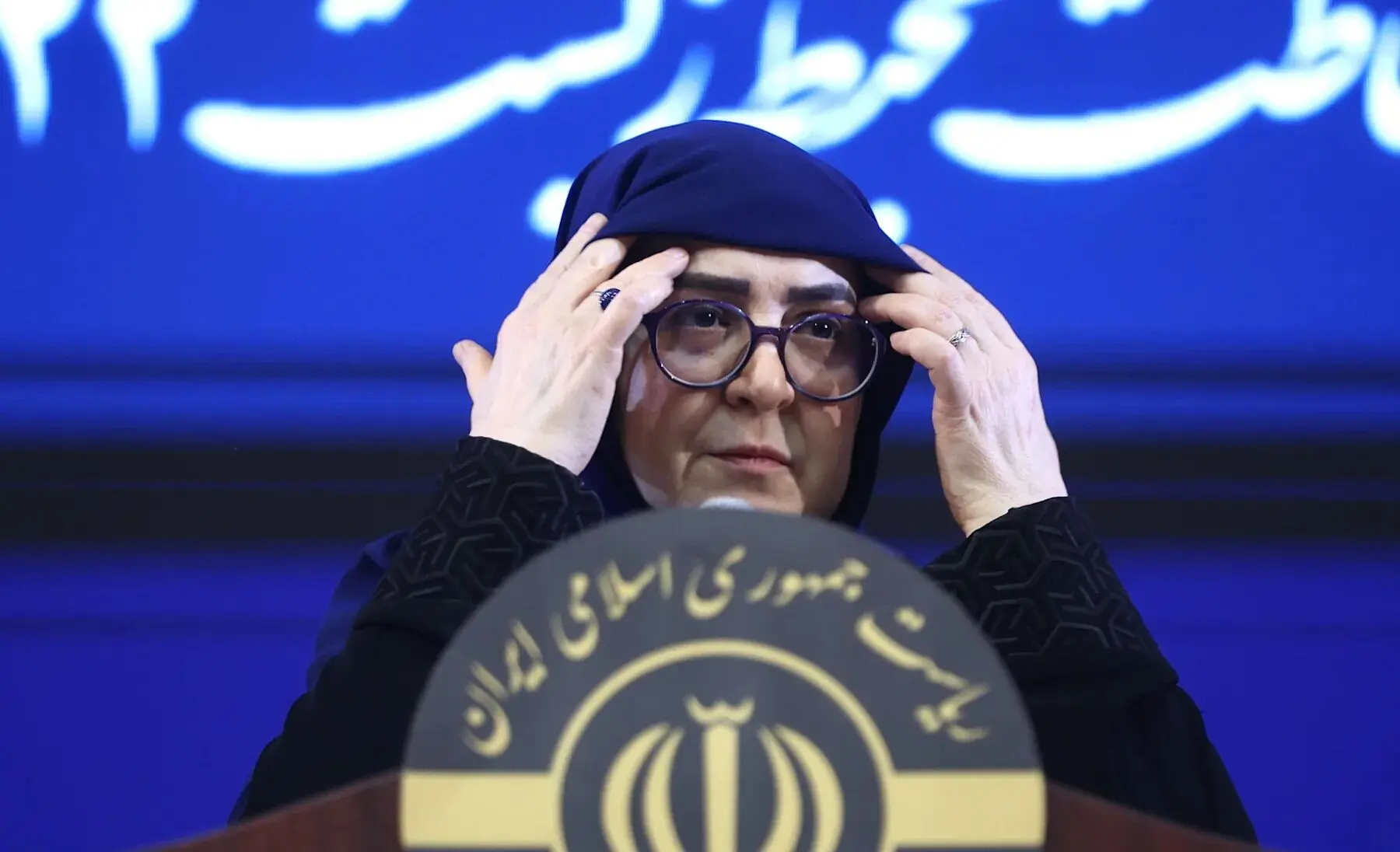 عکس؛ درگوشی با خانم سخنگو