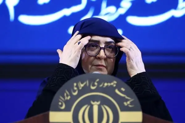 عکس؛ درگوشی با خانم سخنگو