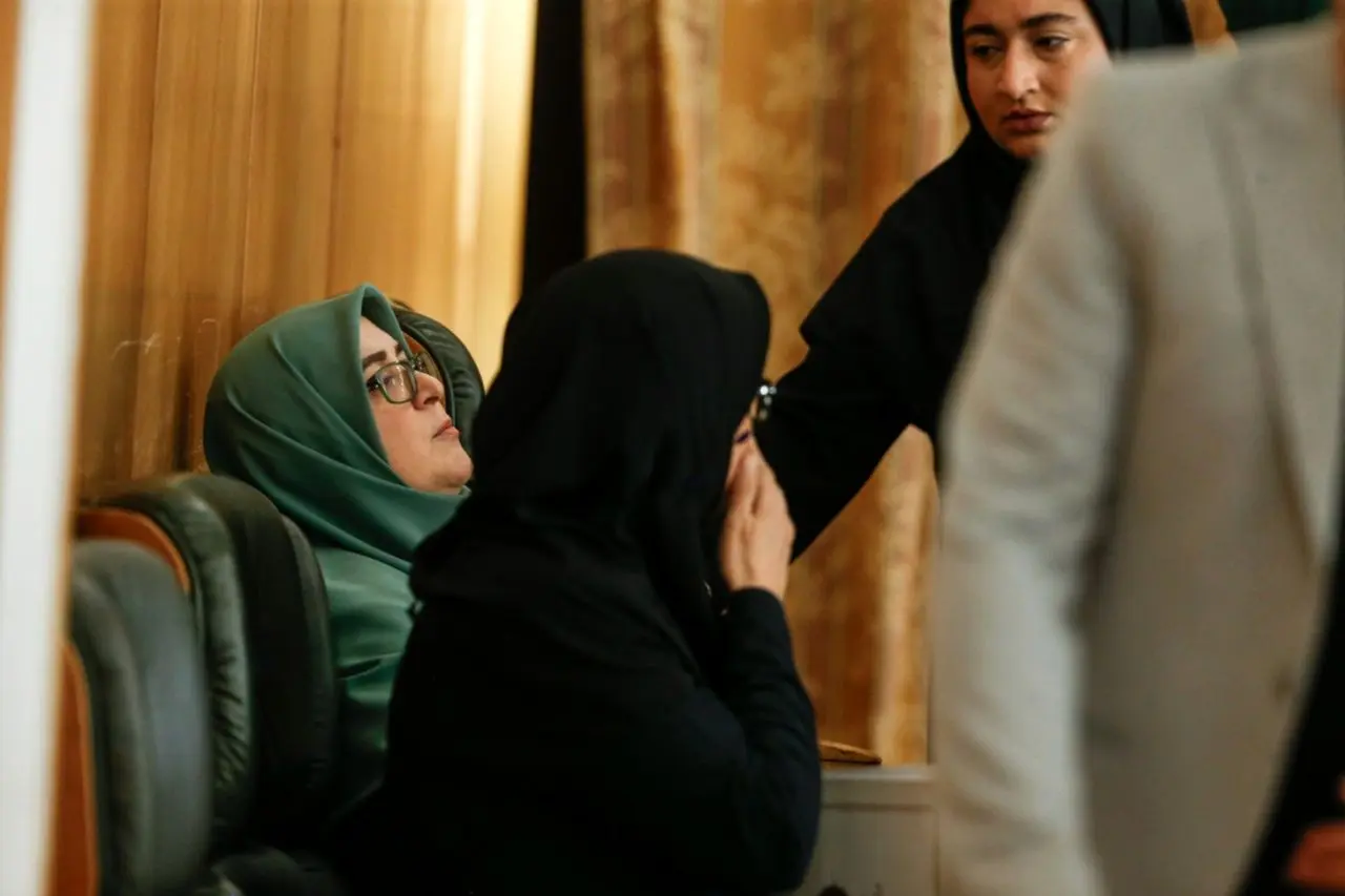 تصاویر؛ حاشیه‌هایی از نشست خبری فاطمه مهاجرانی؛ وقتی خانم سخنگو حالش بد می شود!
