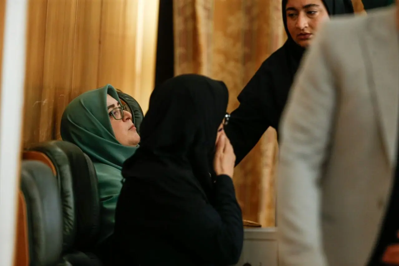 تصاویر؛ حاشیه‌هایی از نشست خبری فاطمه مهاجرانی؛ وقتی خانم سخنگو حالش بد می شود!