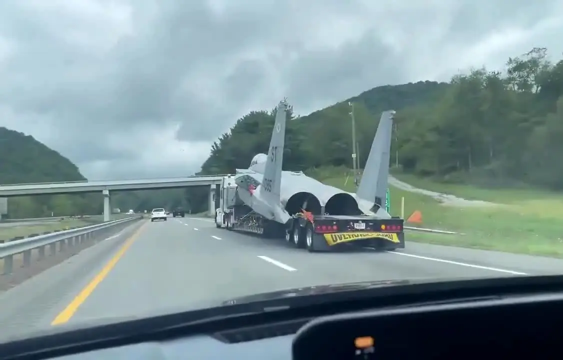 حمل‌ونقل جالب جنگنده F۱۵ وسط اتوبان! 