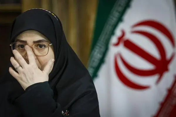 عکس؛ فاطمه مهاجرانی با تسبیح در نشست خبری