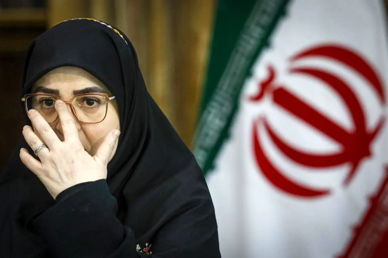 عکس؛ فاطمه مهاجرانی با تسبیح در نشست خبری