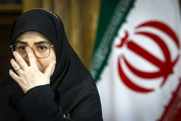 عکس؛ فاطمه مهاجرانی با تسبیح در نشست خبری