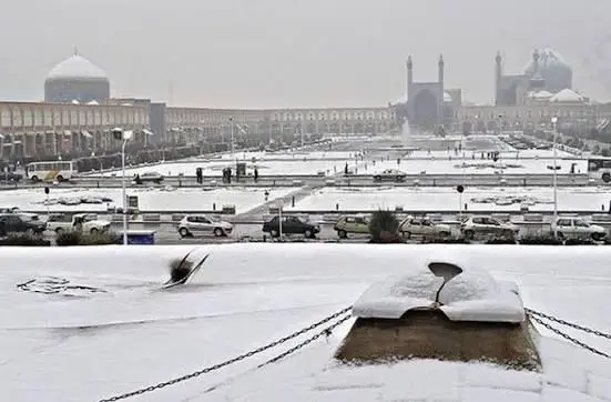 منظره زیبای برف از درون مناره‌های مسجد امام اصفهان
