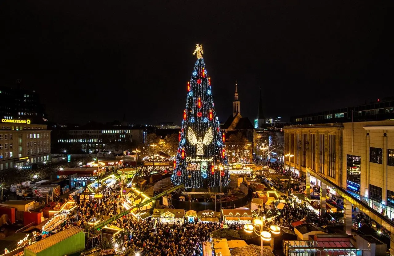 بلندترین درخت کریسمس جهان در دورتموند روشن شد