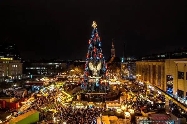 بلندترین درخت کریسمس جهان در دورتموند روشن شد