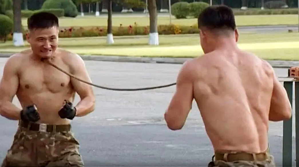 لذت کیم از قدرت‌نمایی افراطی سربازان کره شمالی