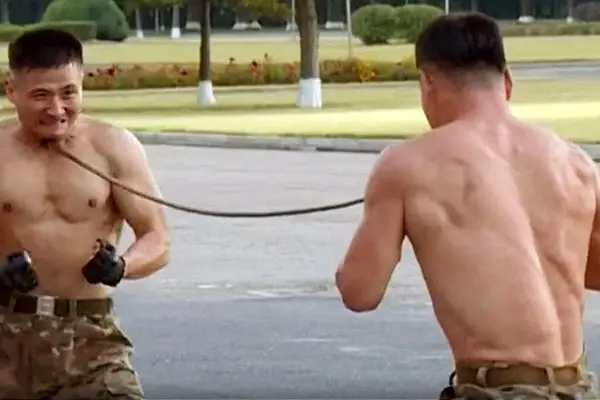 لذت کیم از قدرت‌نمایی افراطی سربازان کره شمالی