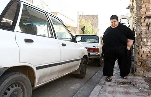 (تصاویر) اهدا لباس علی دایی به چاق ترین پسر ایرانی