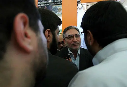 (تصاویر) حضور جنجالی نوری‌زاد در نمایشگاه مطبوعات