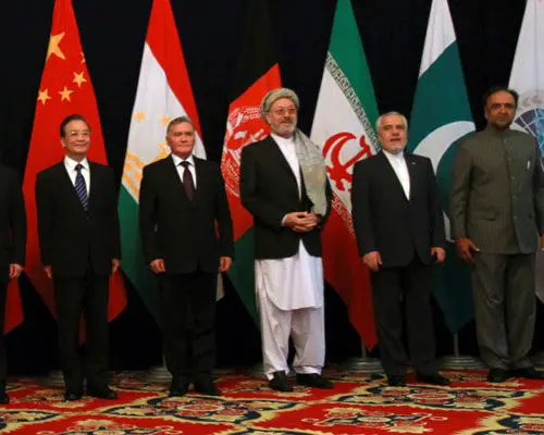(تصاویر) تغییر پرچم ایران در سفر محمدرضا رحیمی
