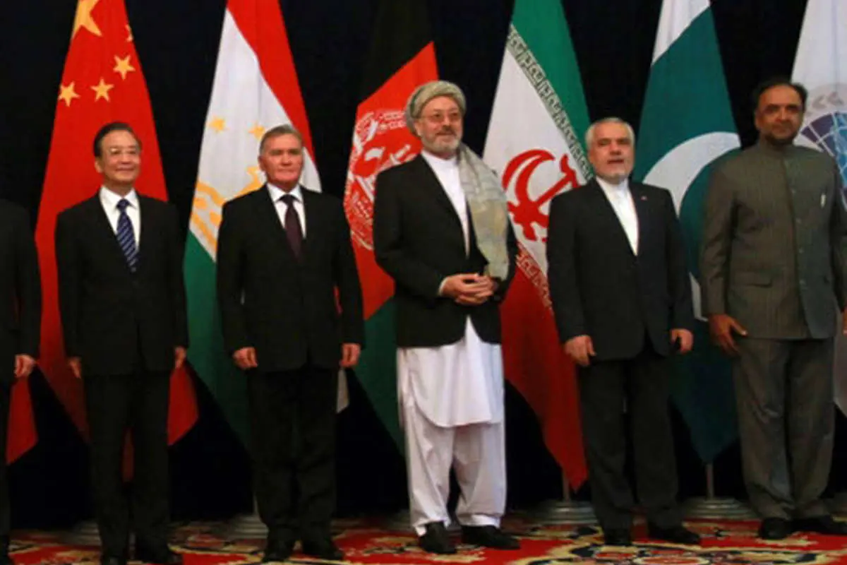 (تصاویر) تغییر پرچم ایران در سفر محمدرضا رحیمی