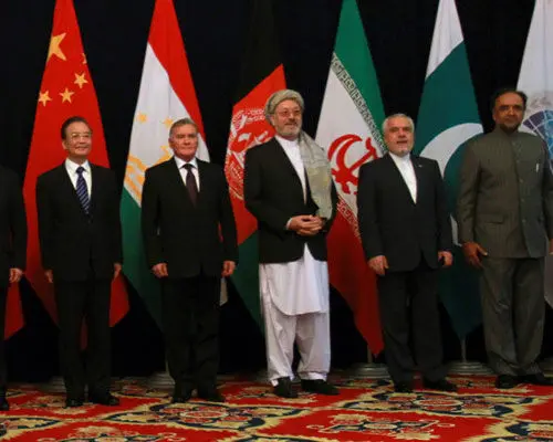 (تصاویر) تغییر پرچم ایران در سفر محمدرضا رحیمی