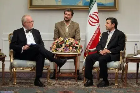 بی‌ادبی سفیر در دیدار احمدی‌نژاد +(تصاویر)