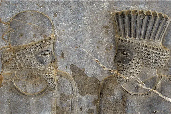 ستون‌های تخت‌جمشید فرو می‌ریزند؟+(تصاویر)