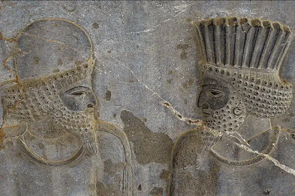 ستون‌های تخت‌جمشید فرو می‌ریزند؟+(تصاویر)