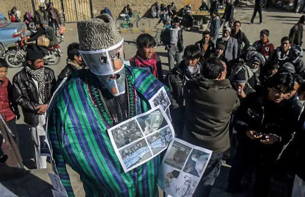 (تصاویر) اهداء نشان فاسدترین کشور به کرزی!