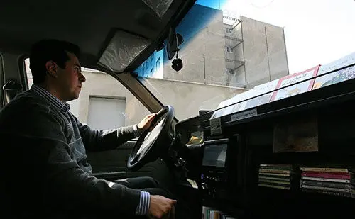 (تصاویر) اولین"کتاب رانه"در خیابان‌های تهران