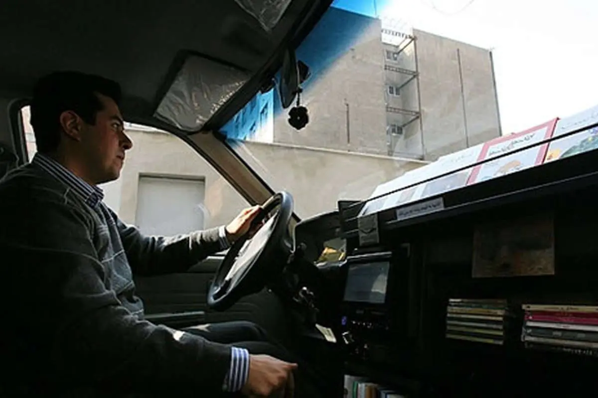 (تصاویر) اولین"کتاب رانه"در خیابان‌های تهران