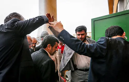 (تصویر) چتر جالب احمدی‌نژاد زیر باران