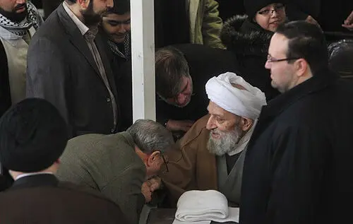 (تصویر) دست بوسی آیت‌الله مهدوی‌کنی