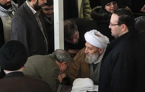 (تصویر) دست بوسی آیت‌الله مهدوی‌کنی