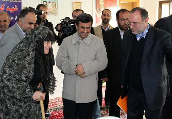 (تصاویر) نماز احمدی‌نژاد در اتاق شهید کشوری