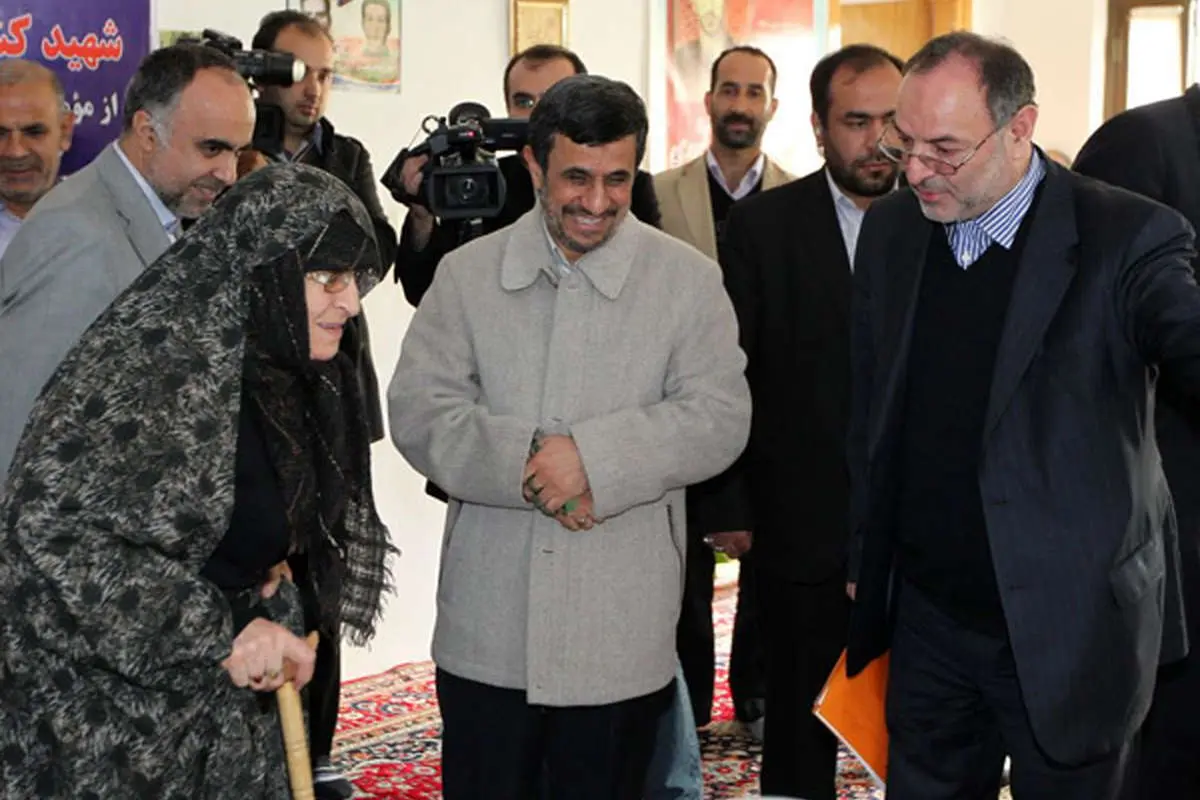 (تصاویر) نماز احمدینژاد در اتاق شهید کشوری