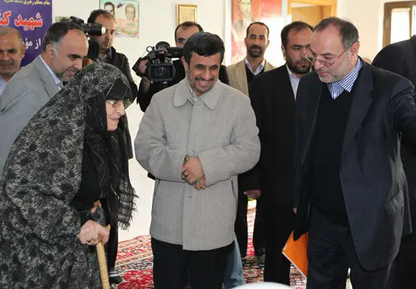 (تصاویر) نماز احمدی‌نژاد در اتاق شهید کشوری